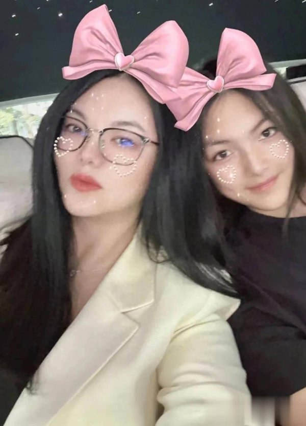 嘉正网  李湘母女住一晚4000多北京四合院酒店，王诗龄穿旗袍好端庄