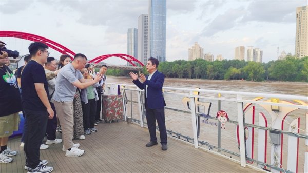聚点股 黄河游船直播展现金城魅力 水均益讲述家乡与新闻故事